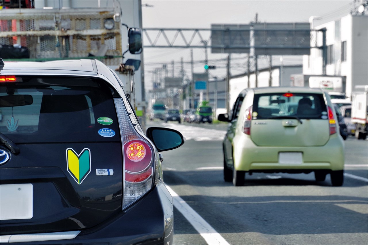 初心者マークをつけたクルマ