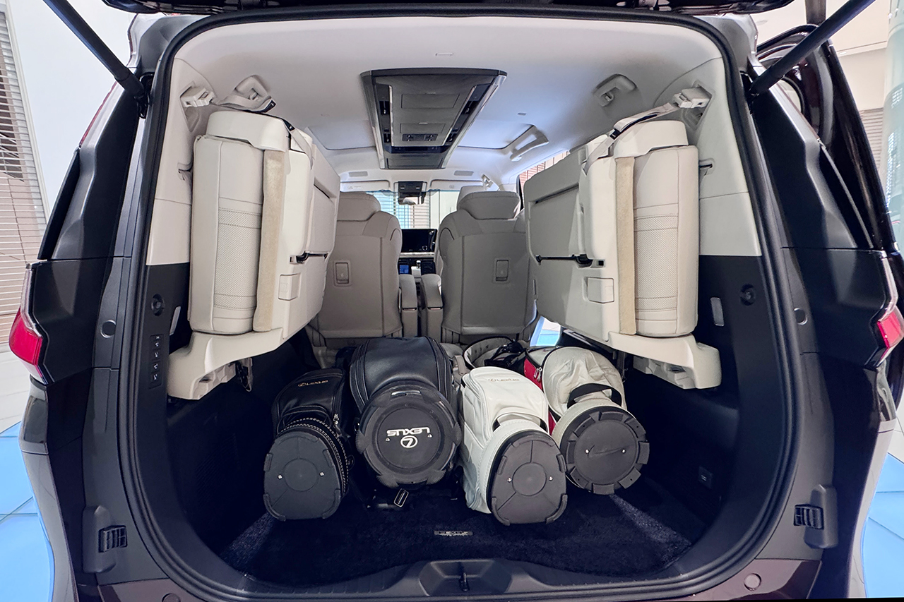 レクサスLMの荷室に4個ゴルフバックが積載されている状態