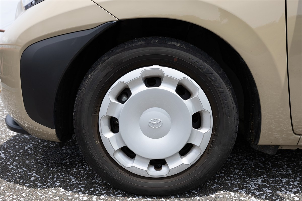 185/65R15という控えめなサイズで軽量なタイヤも燃費に貢献しているはず