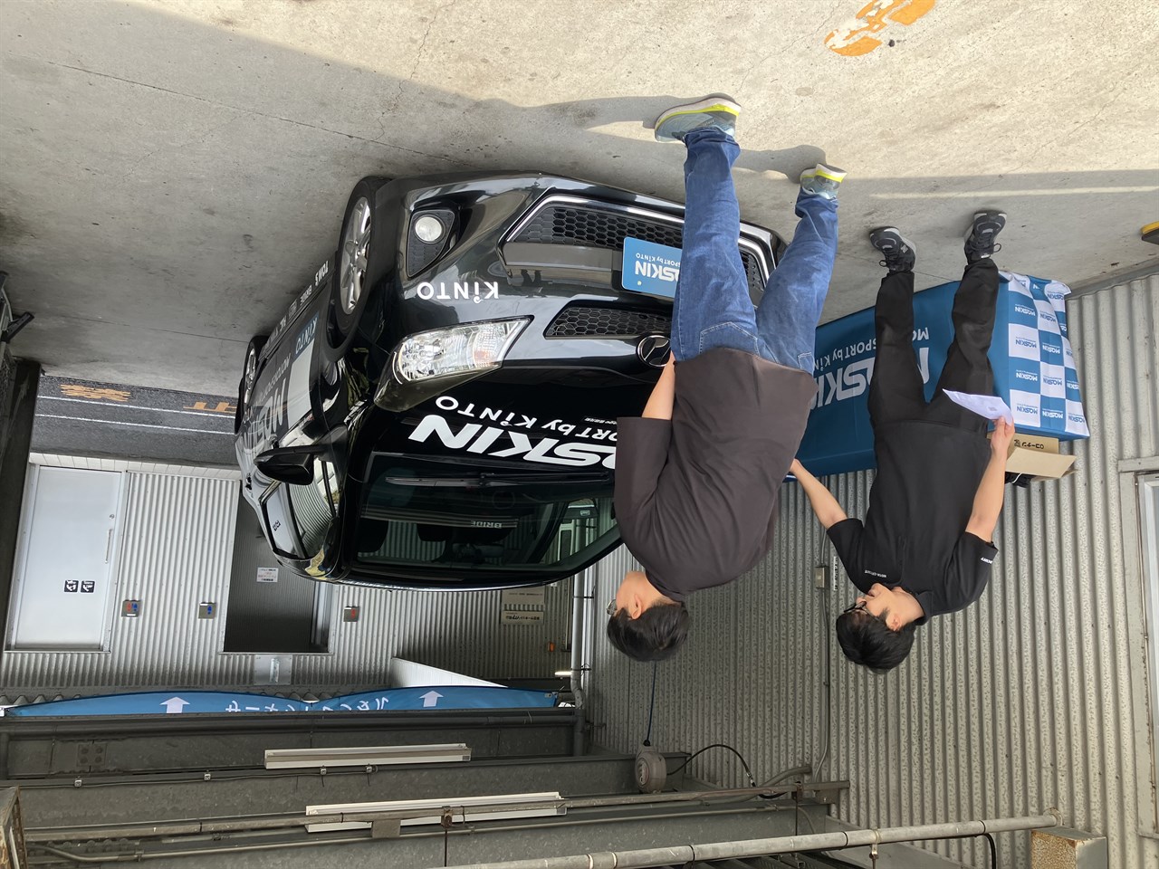 走行前にサーキット専用車両の状態を確認する男性