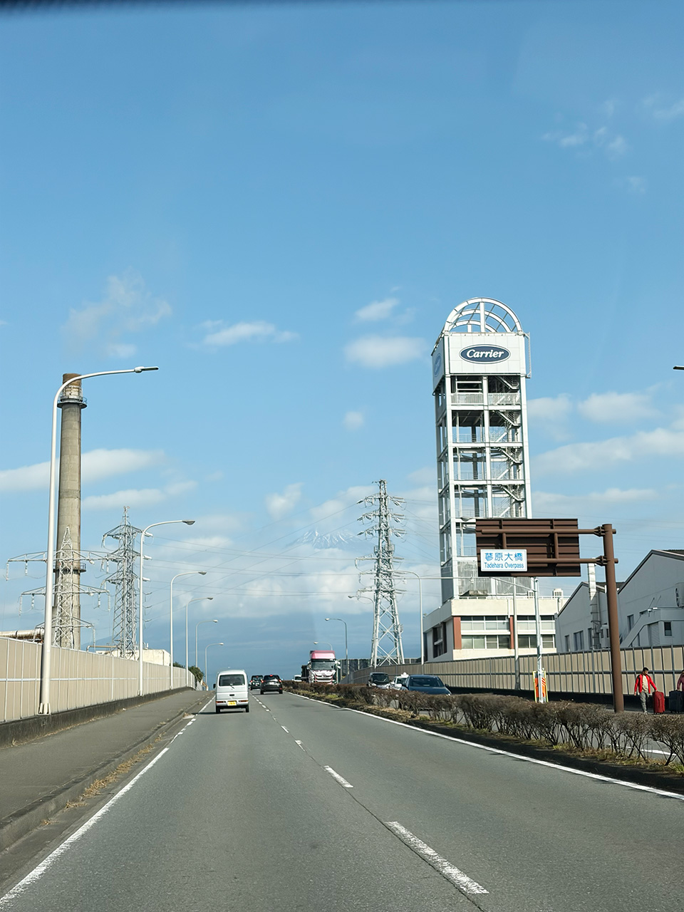 目指すは雲の向こうに見える富士山麓の「富士見の丘オートキャンプ場」