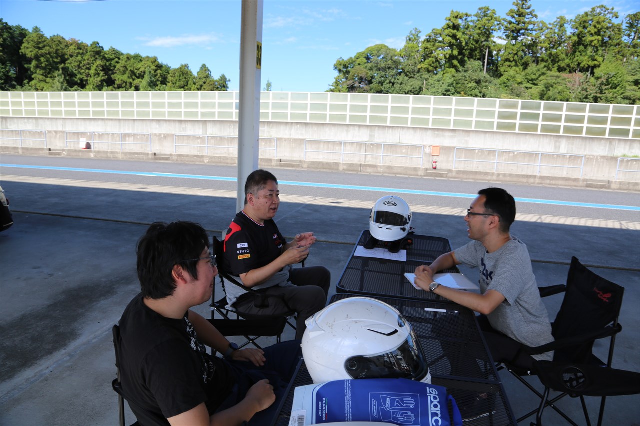 サーキット走行前にスタッフと談笑するお客様