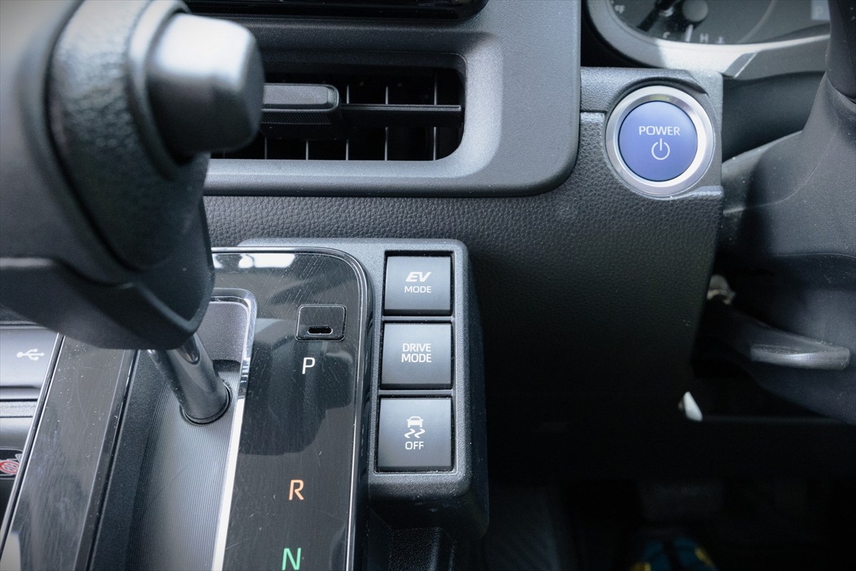 走行モードはシフトレバー横の「DRIVE MODE」で切り替える
