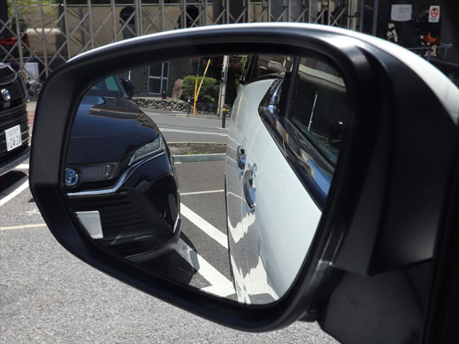 運転席からドアミラー越しに見えた「車体側面の“一番内側”」