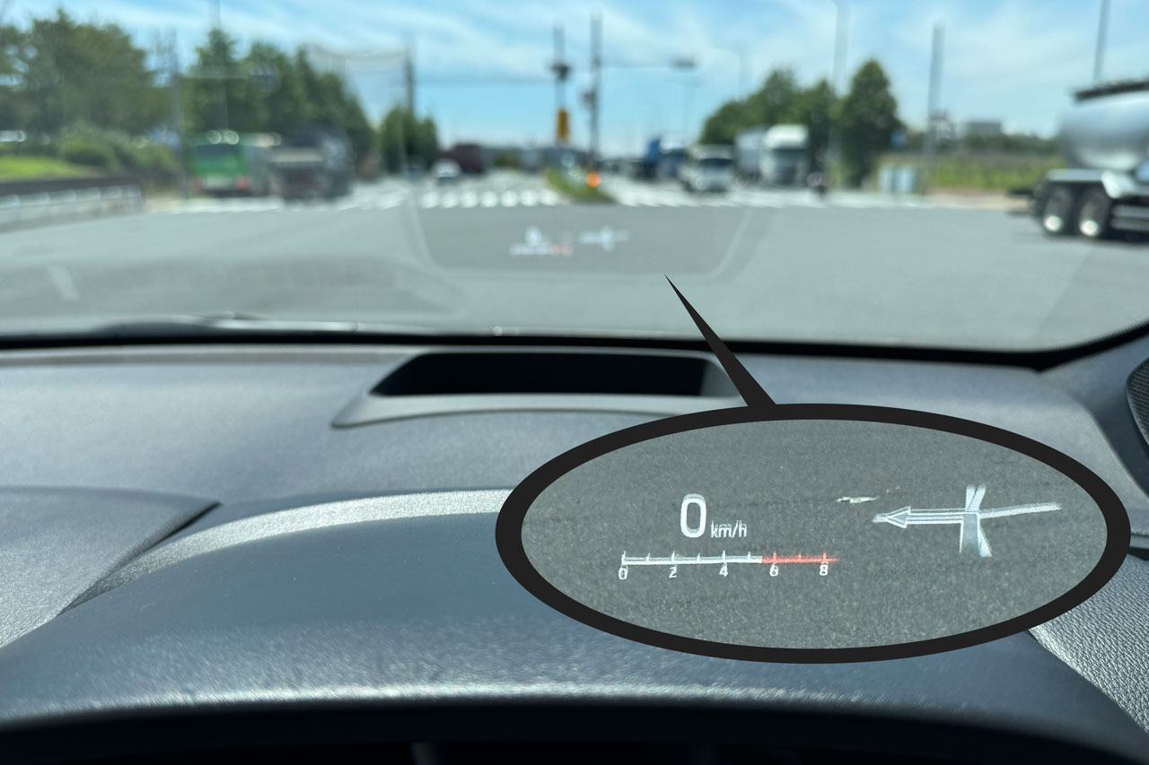 ヤリスのカラーヘッドアップディスプレイ　※カラーヘッドアップディスプレイが示す左折方向とは違う方向に向かうため右折ゾーンにいます