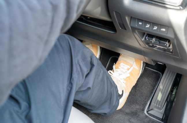 車のブレーキペダルを右足で踏む様子