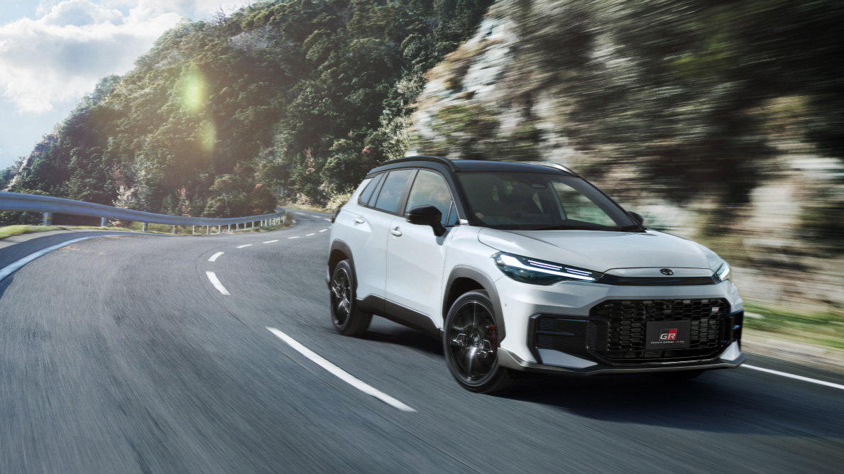 日常走行から高速クルージングまで安心感のあるチューニングが施されたカローラ クロスのハンドリング性能。写真は2025年5月の改良で追加された「GR SPORT」グレード