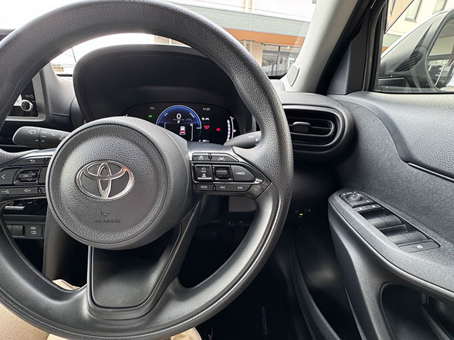 スイッチだらけの運転席