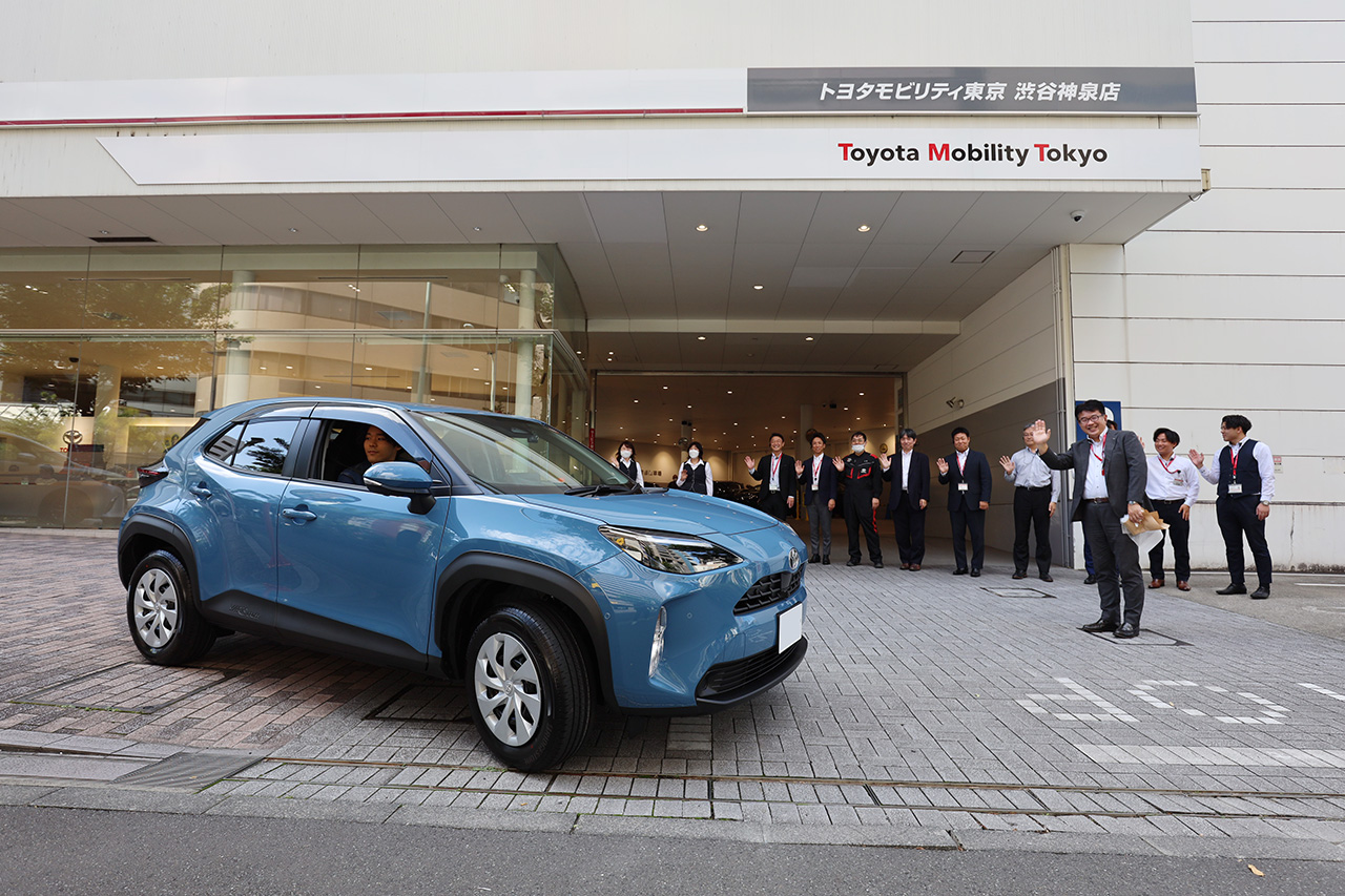 お店のスタッフ総出で見送られ、はじめてのカーライフが幕を開けたカナタ。トヨタモビリティ東京 渋谷神泉店の皆様、ありがとうございました! 果たして、この先どんな展開が待っているのか?