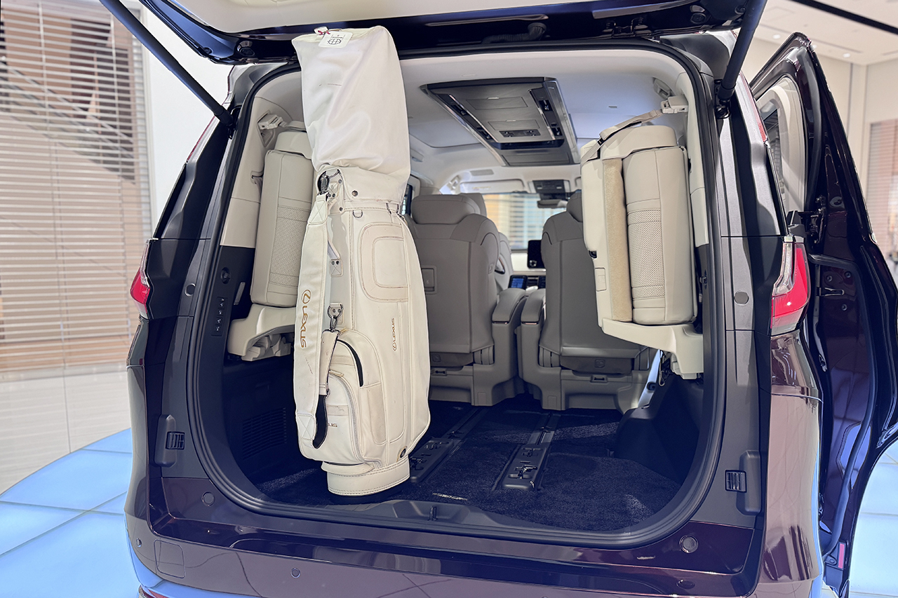 レクサスLMに縦積みでゴルフバッグを乗せた状態