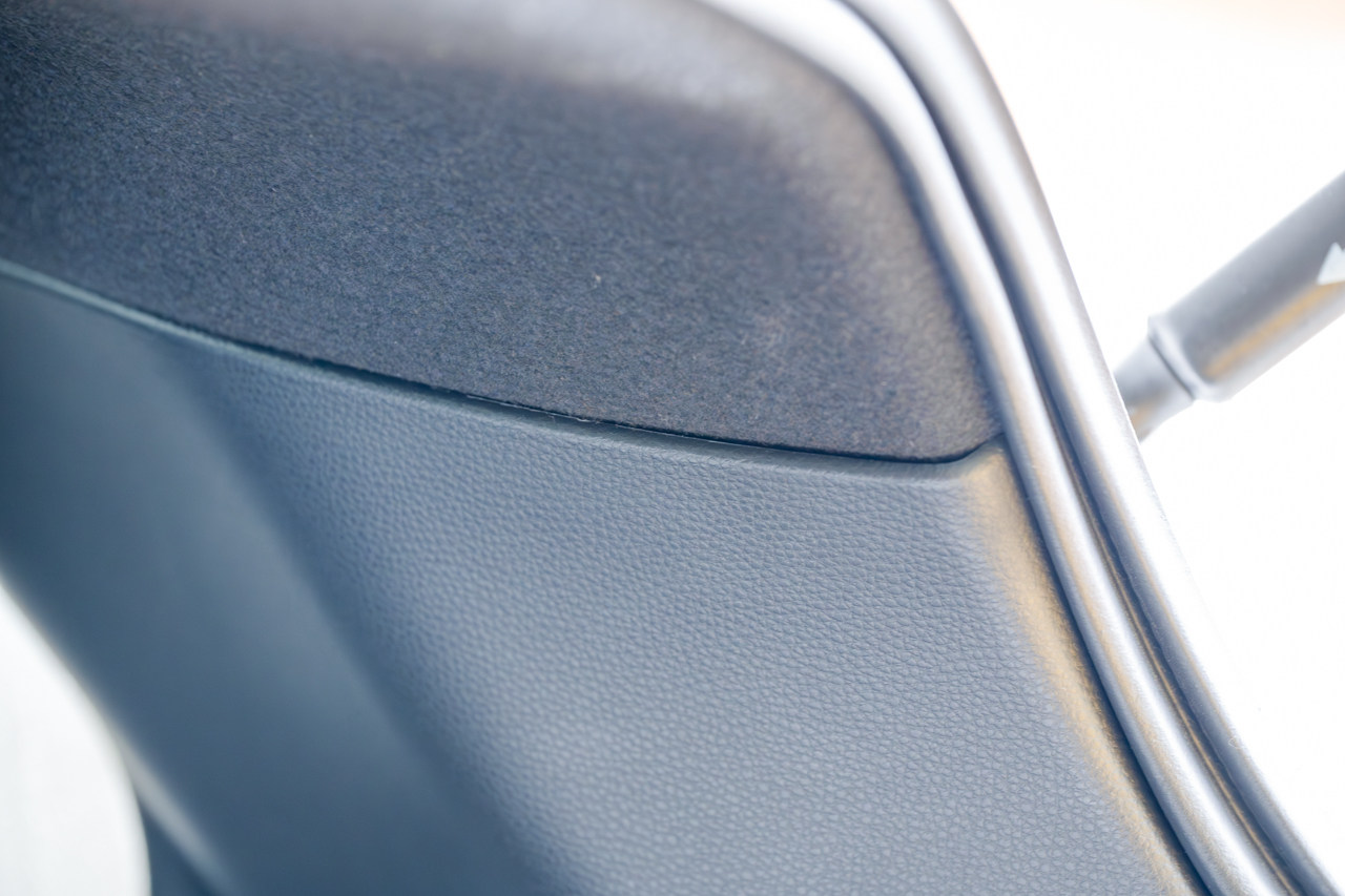 車内ピラーと天井の継ぎ目