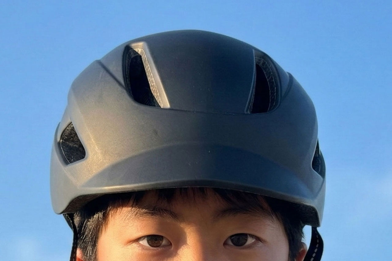 ヘルメットをかぶって前を見ている様子