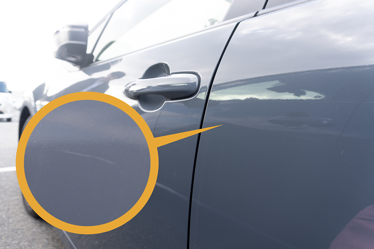 パッと見ただけではわからない線キズも、商品の紹介ページにはしっかりと明記されています(隣の車が映り込んでいます)