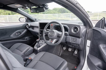 運転免許の限定解除ガイド!AT・眼鏡等の限定解除方法は?