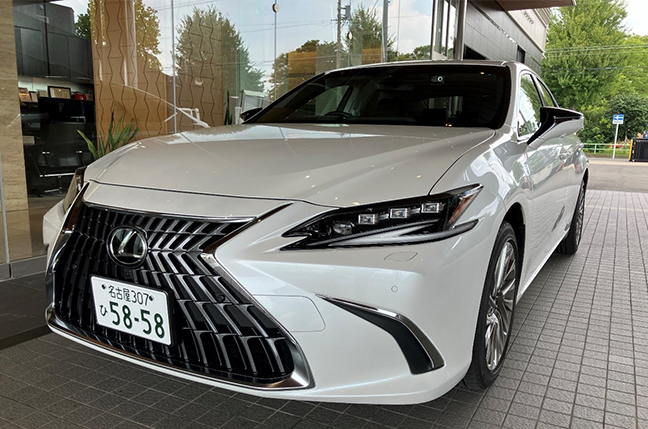 LEXUS ES300h "version L"試乗レビュー「バランスよくまとめられたプレミアムミドル商品」ラクで寛げ取り回しもしやすい“セダンらしいセダン”