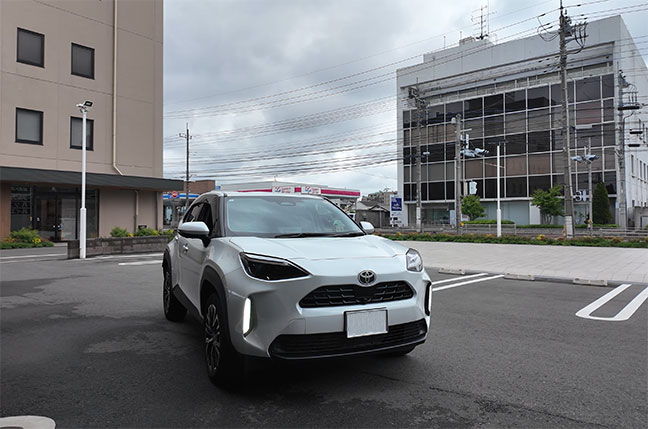 アドバンスト パークをしているヤリス クロスを外から撮影した様子