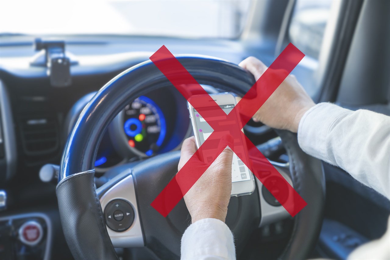 運転中のスマートフォン操作・画面注視は交通違反