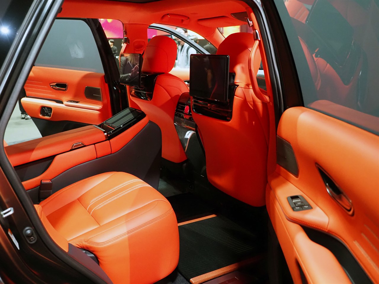 マッドブラック外装と対照的な、深紅のインテリアカラーが映える