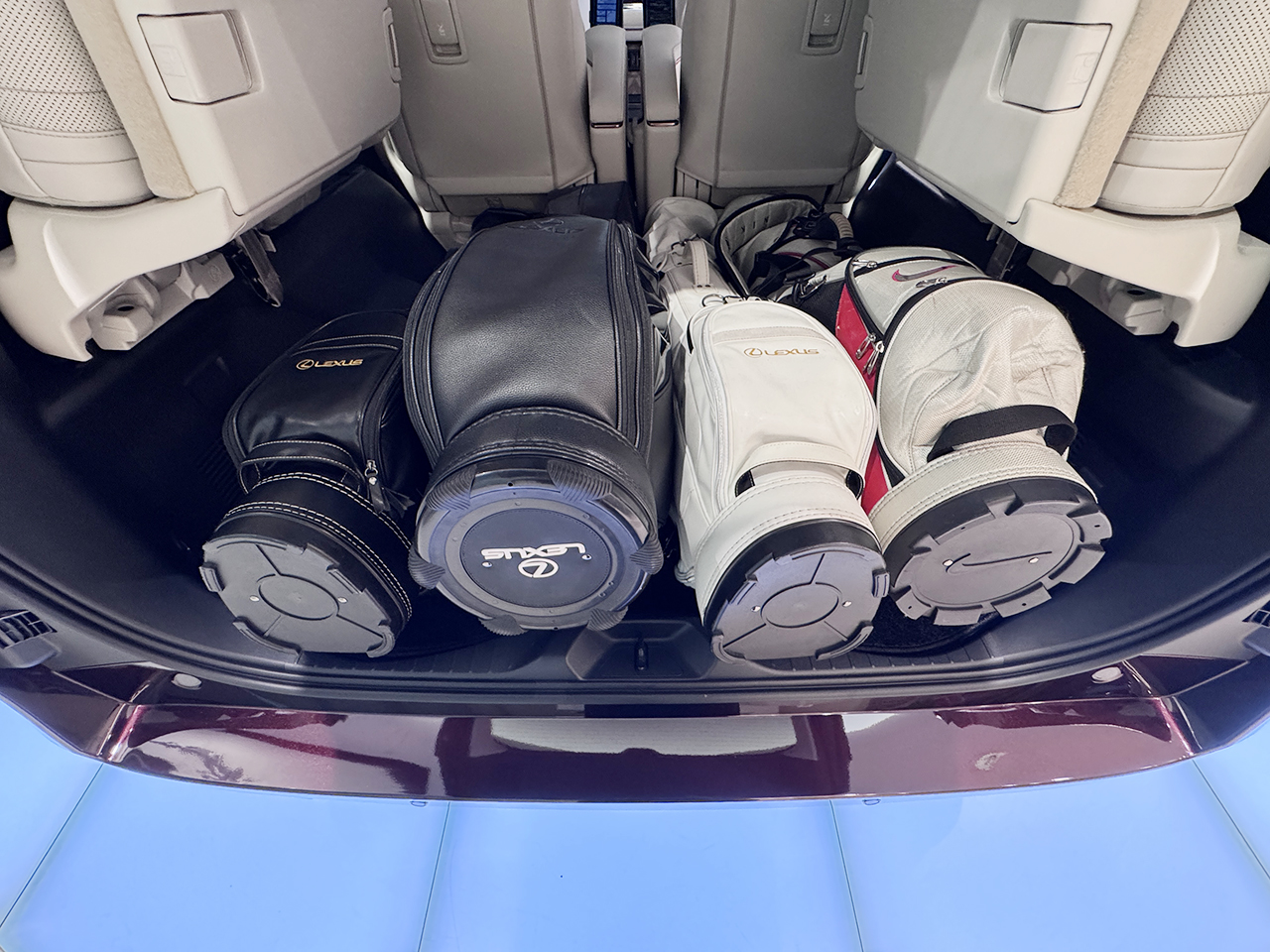 4個のゴルフバックが荷室からはみ出ている状態