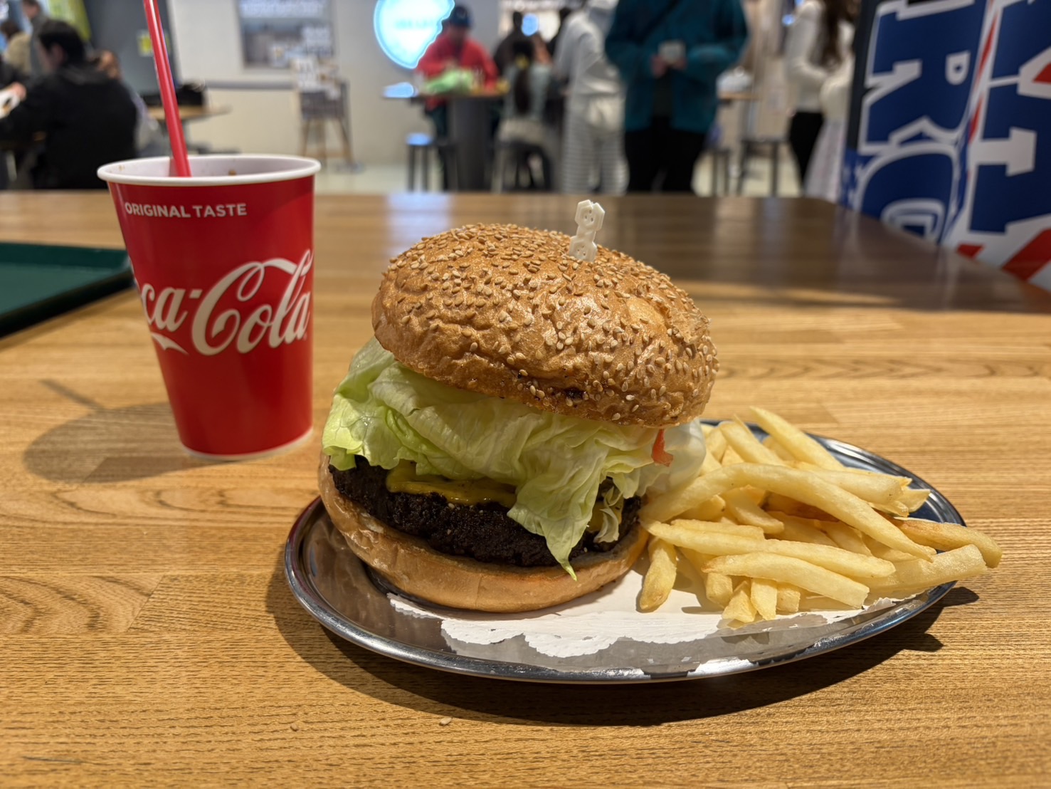 横須賀のご当地バーガー「ヨコスカネイビーバーガー」。デカい！