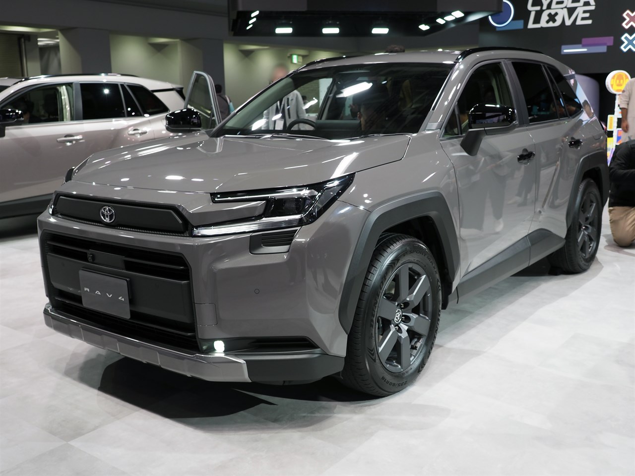 新型RAV4のアドベンチャー。先代のデザインを踏襲しながらも、新しさを感じられるエクステリアデザイン