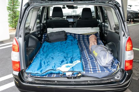 「プロボックス＝白の営業車」だけじゃない。KINTOで黒の最上位モデルを取材したら、車中泊の夢が広がった話