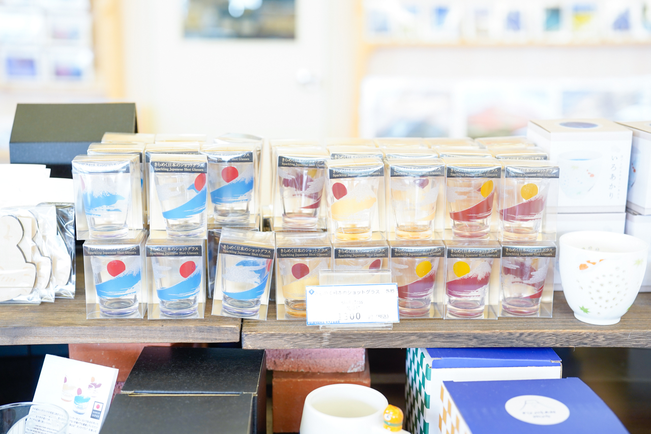 富士山デザインのグラスの写真