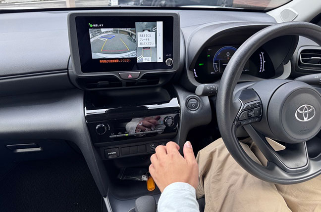 ブレーキから足を離してバック駐車開始