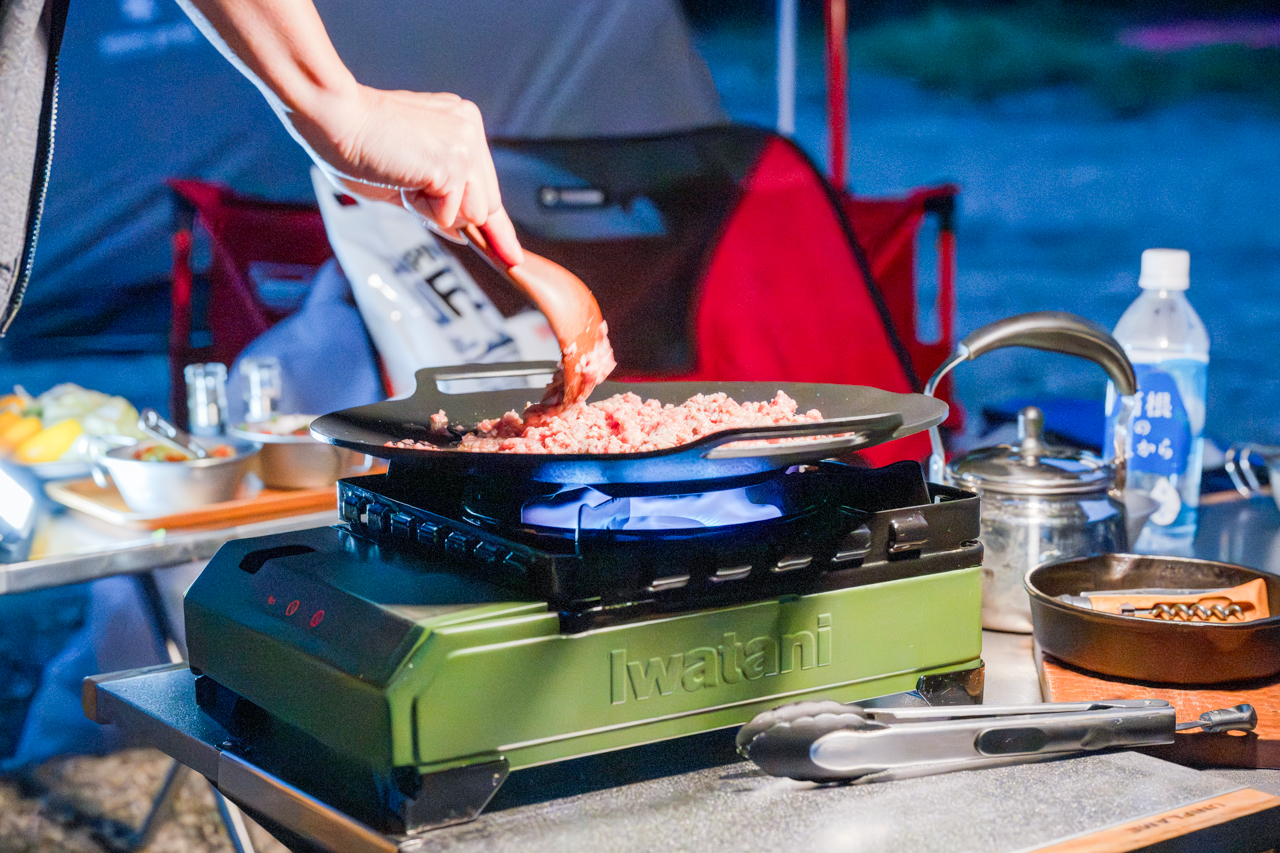 水を入れて少し煮込むのですが、マルチグリドルが便利!