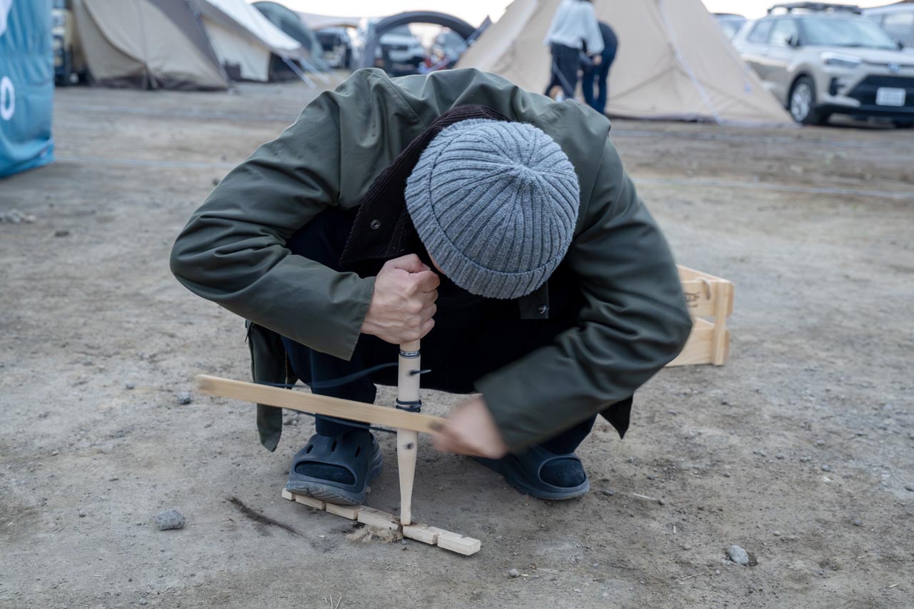 火起こし体験。木を回転させて摩擦熱で火をおこす…のだけど、予想に反して難易度高し。相当な高速で回転させないと煙すら立たない。火のありがたみをこんな体験も通じて感じた次第