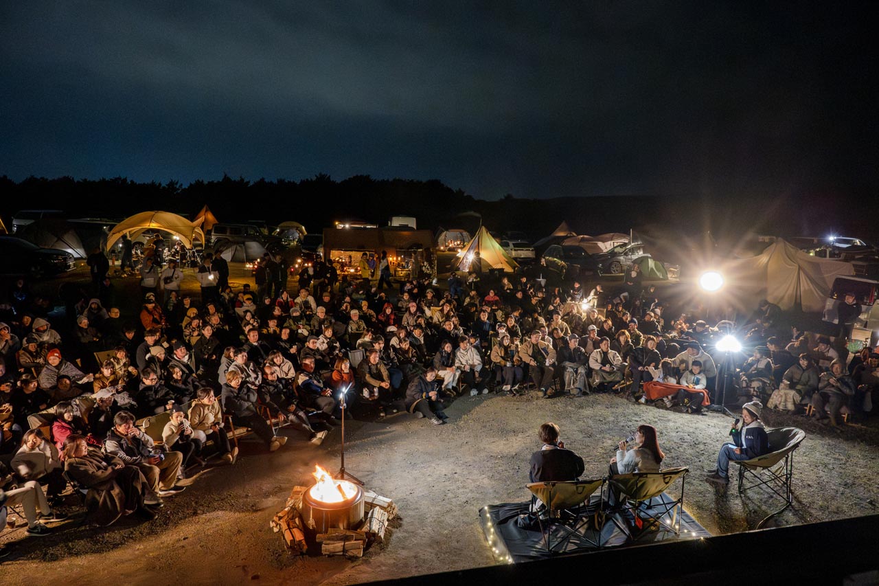 ヒヌマフウフのトークに聞き入る