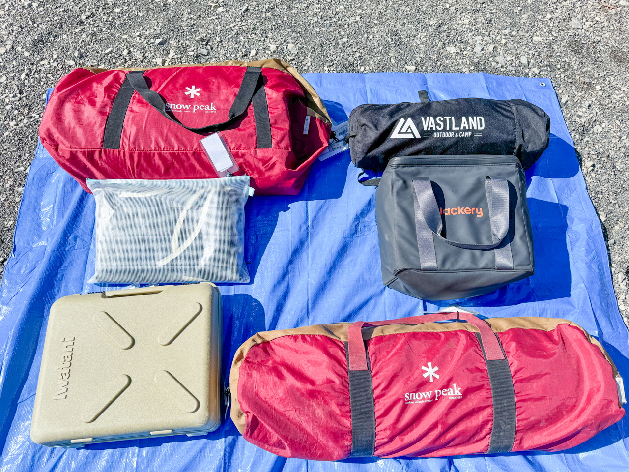 右上から時計まわりに、コット、ポータブル電源、タープ、タフまる、グランドシート、テント