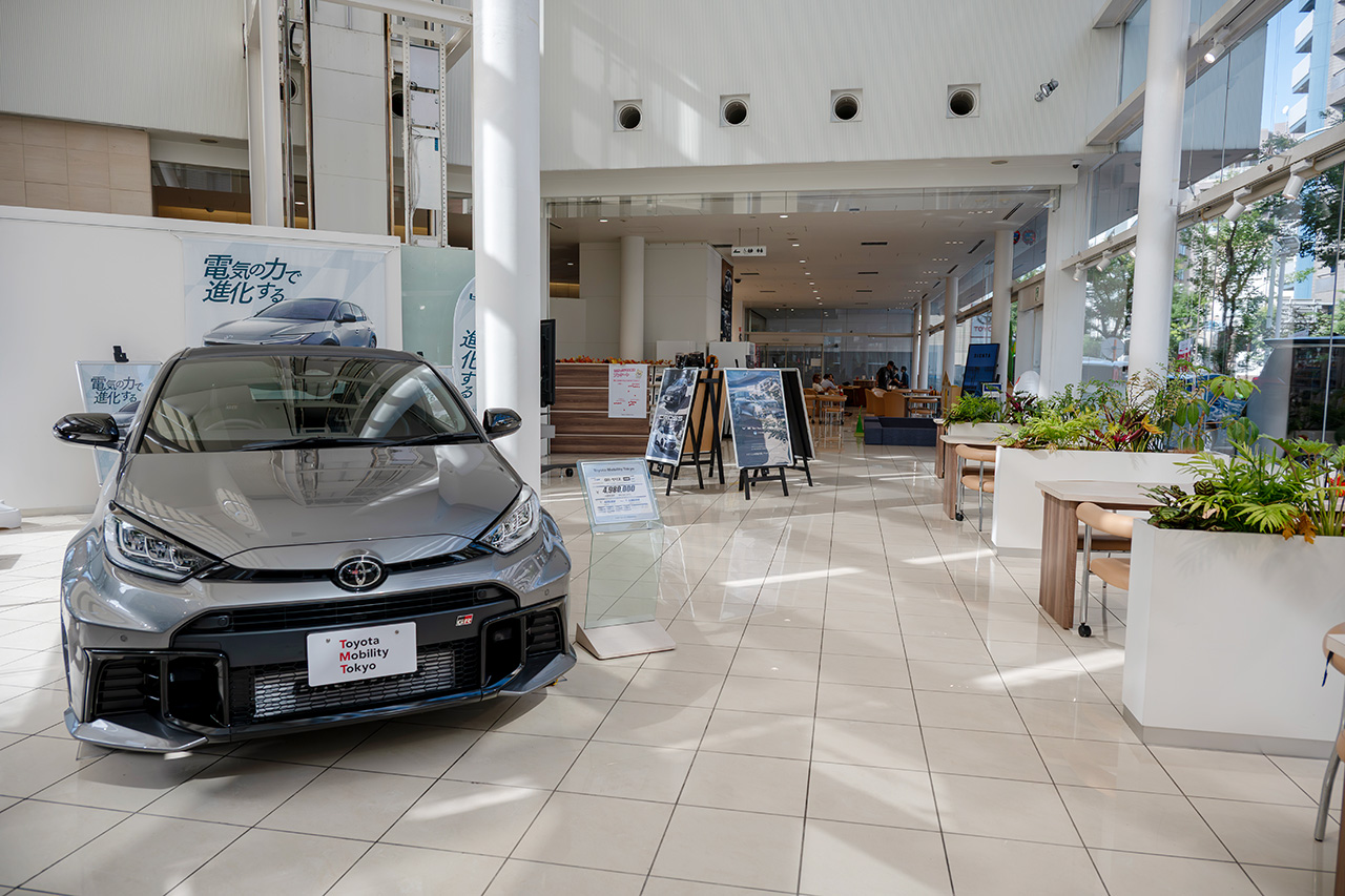 渋谷神泉店の店内。天井が高く開放的なショールーム。納車日に訪問したときはGRヤリスが展示されていた。カッコイイ!! いつかは僕も…