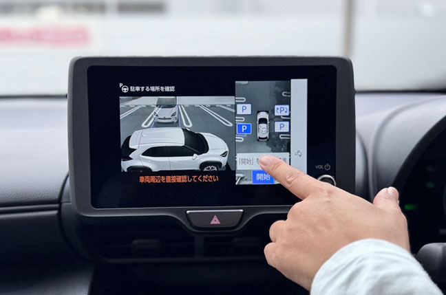 マルチオーディオディスプレイで駐車目的位置を設定している様子