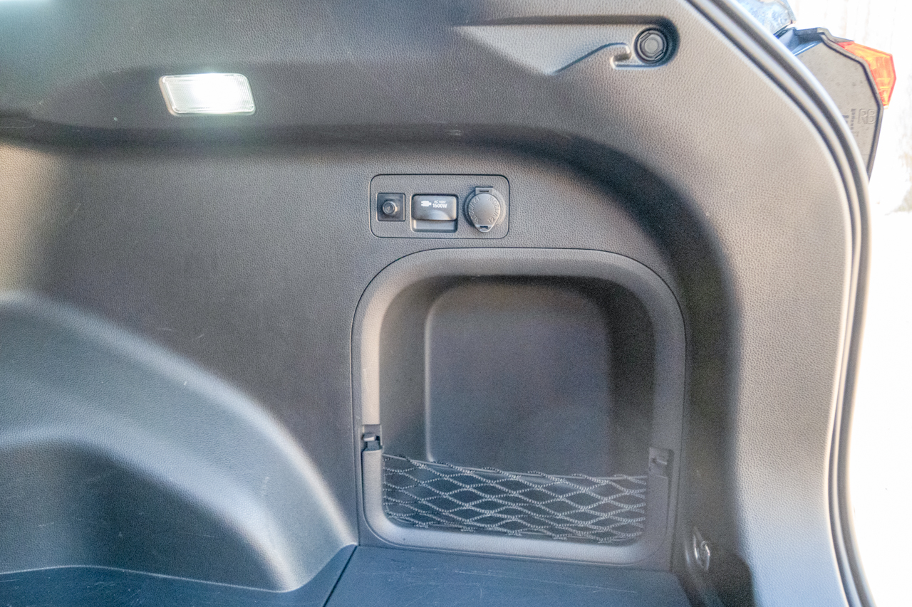 RAV4荷室の非常時給電システムのコンセント