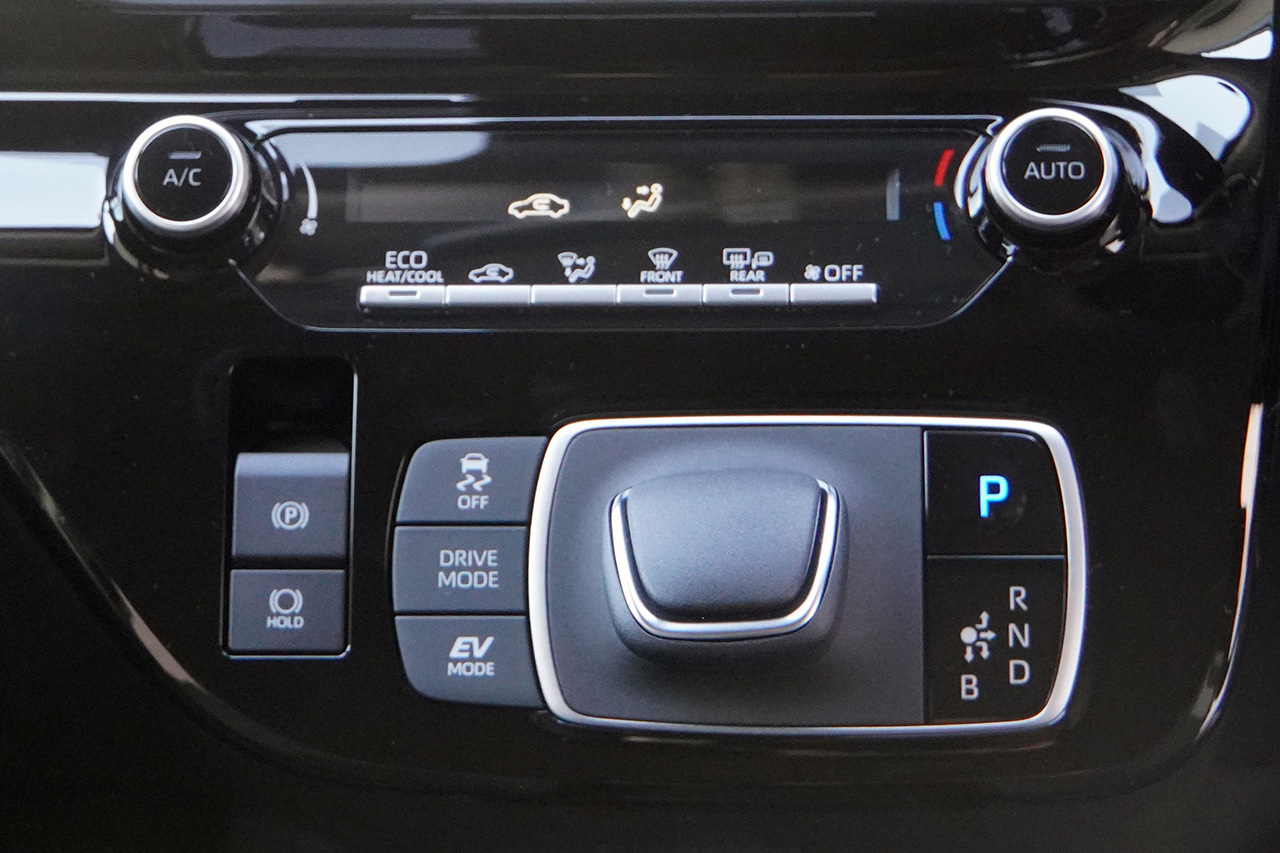 ブレーキと運転モードに関するボタンが密集している