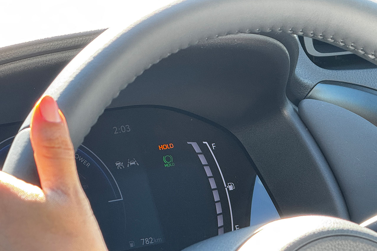 ブレーキホールド機能が作動していることがわかるランプ点灯画像