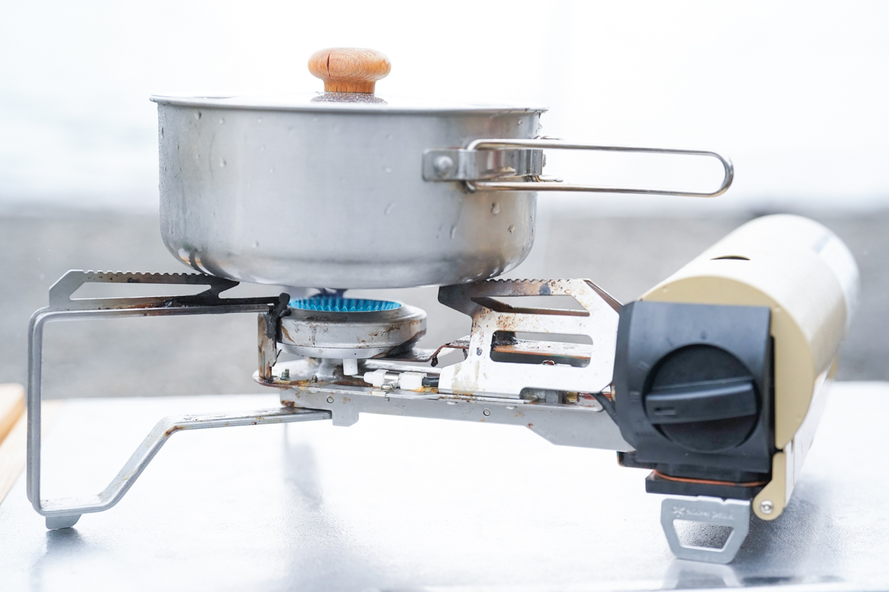 カセットコンロに鍋を乗せた状態