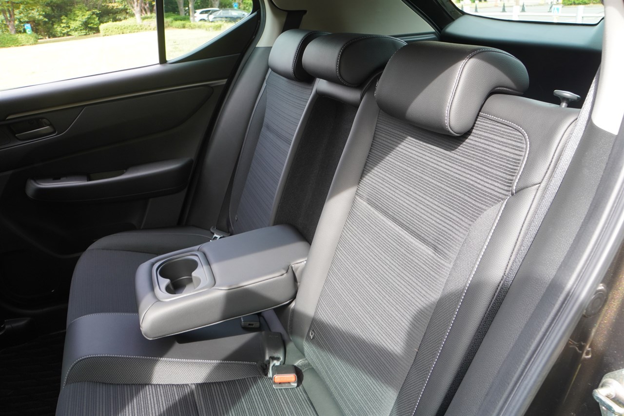 アームレストもWR-Vのみ