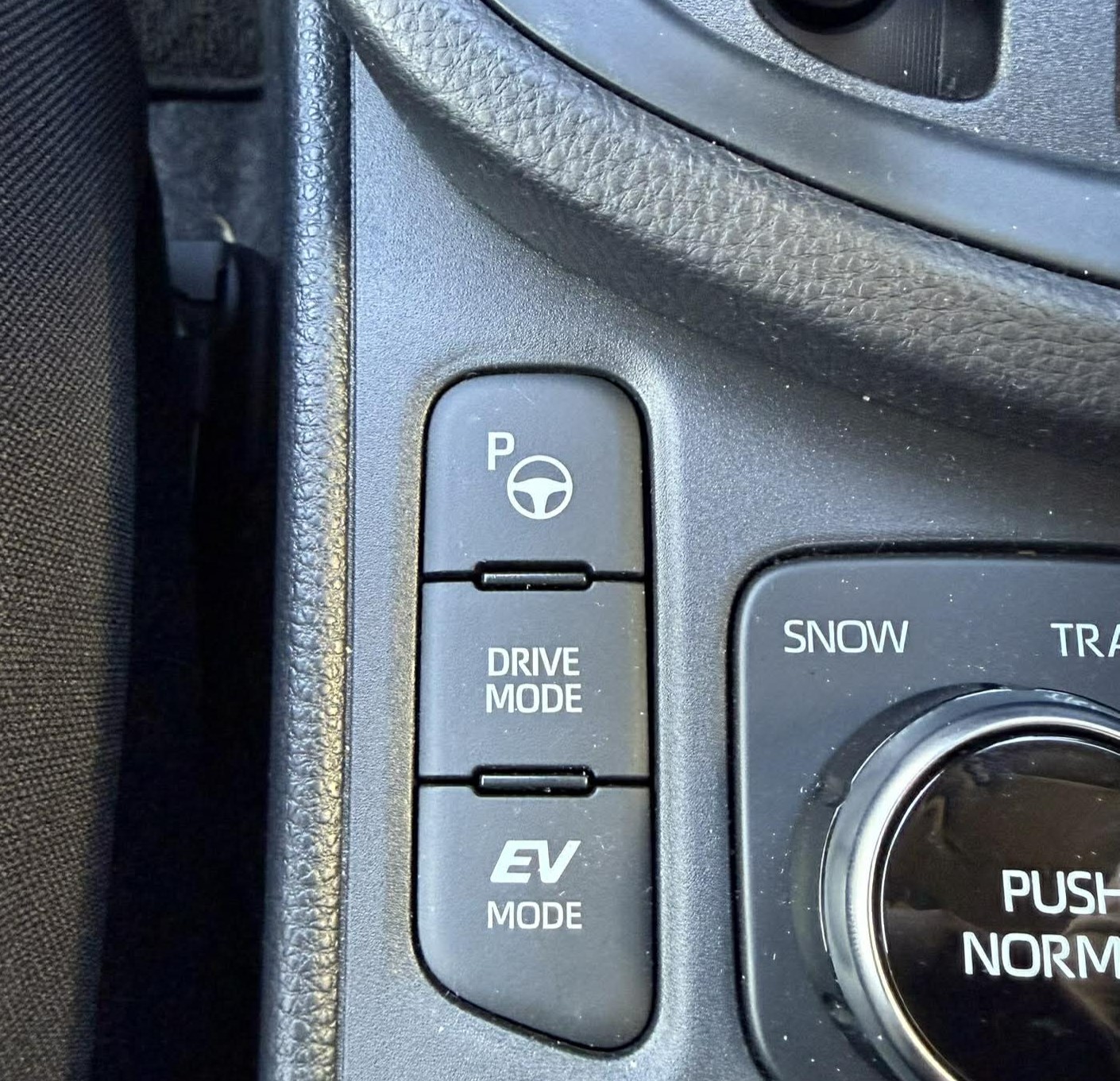 ハンドルのマークにPと書いてあるボタンが「アドバンスト パーク」の作動スイッチ