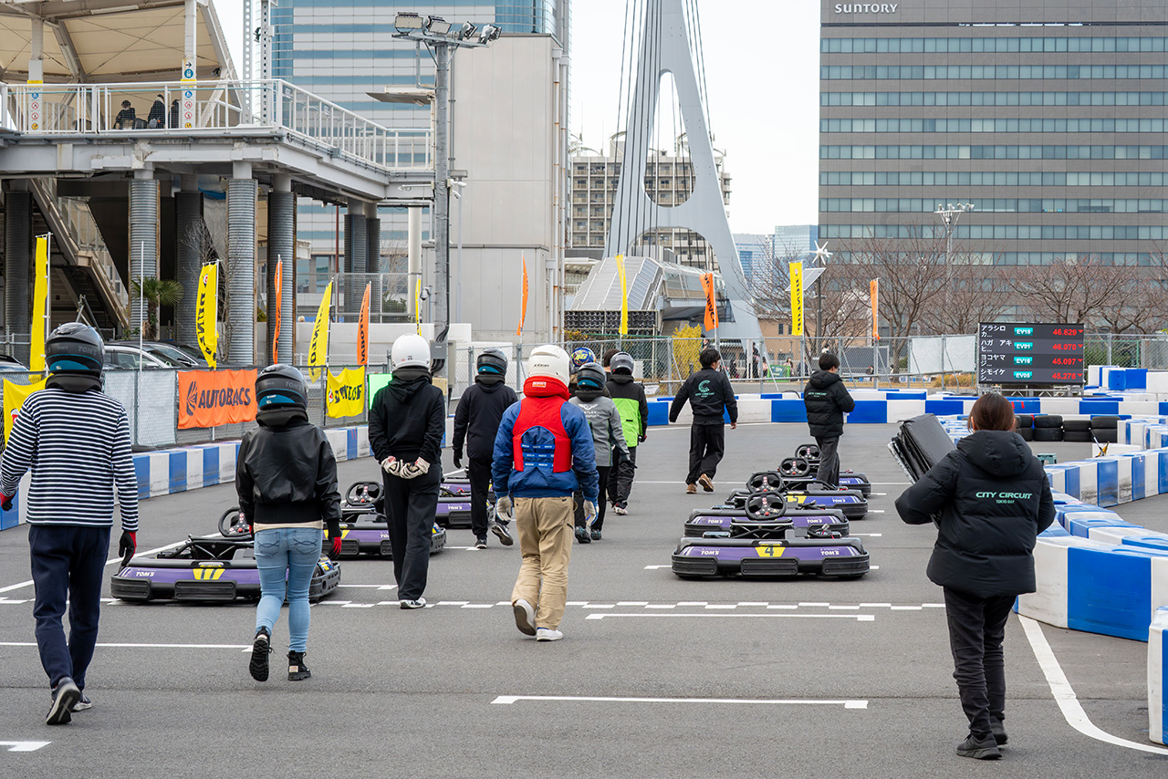 レース体験（模擬レース）では、グリッドに置かれたマシンに歩いて搭乗 