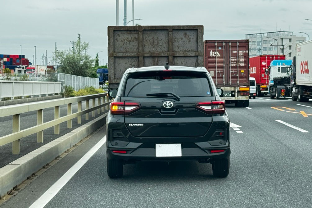 トヨタ「ライズ」後ろからの様子