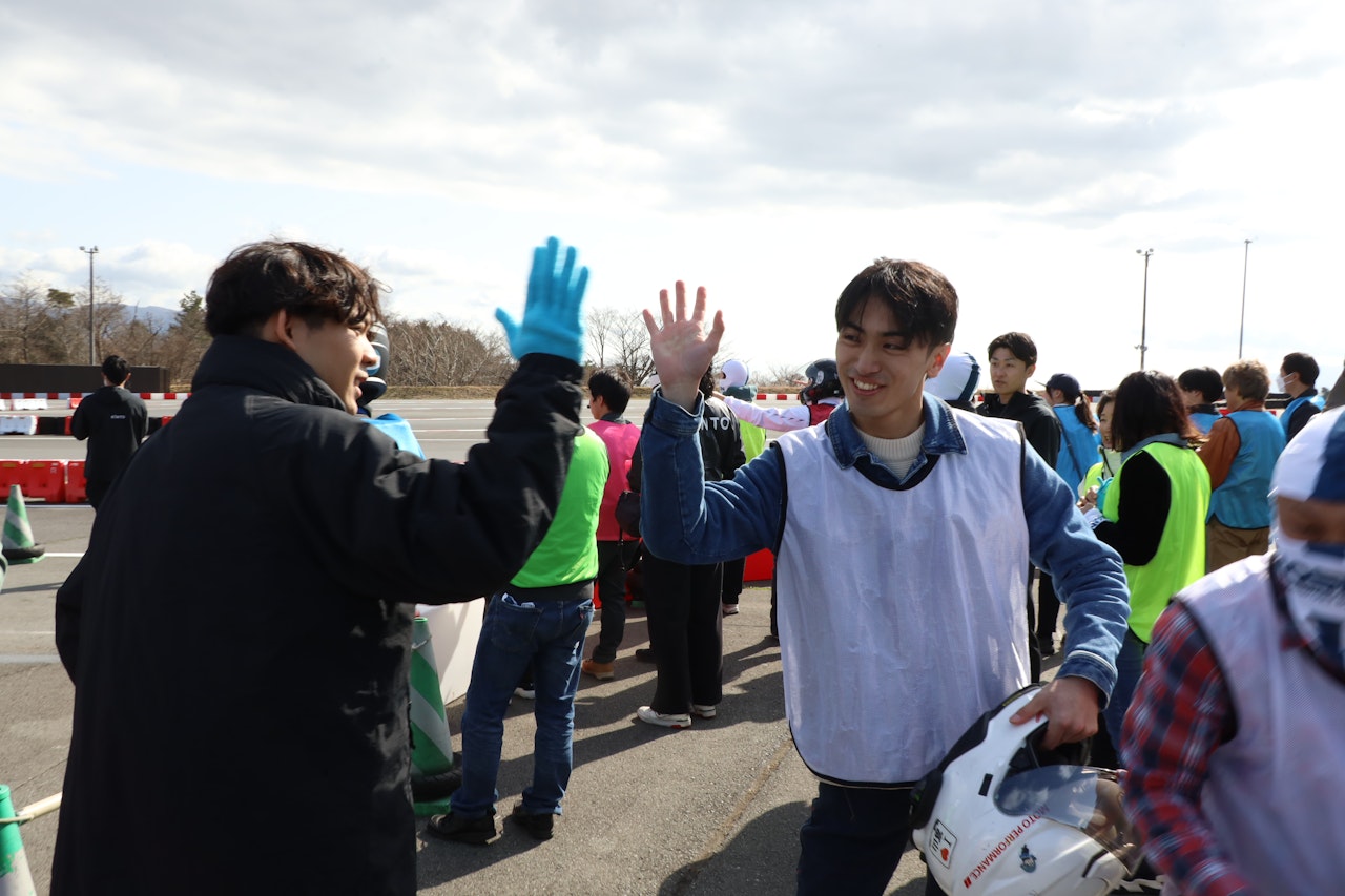 友人とハイタッチ