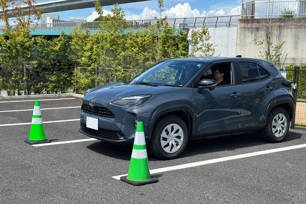 駐車枠に停まっているクルマ