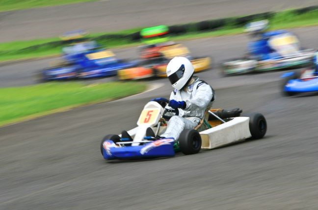 左足がブレーキ、右足がアクセルのレーシングカート