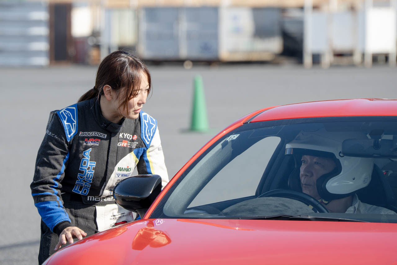 走行を見たインストラクターの岩岡万梨恵さんが1台1台声をかけてアドバイス