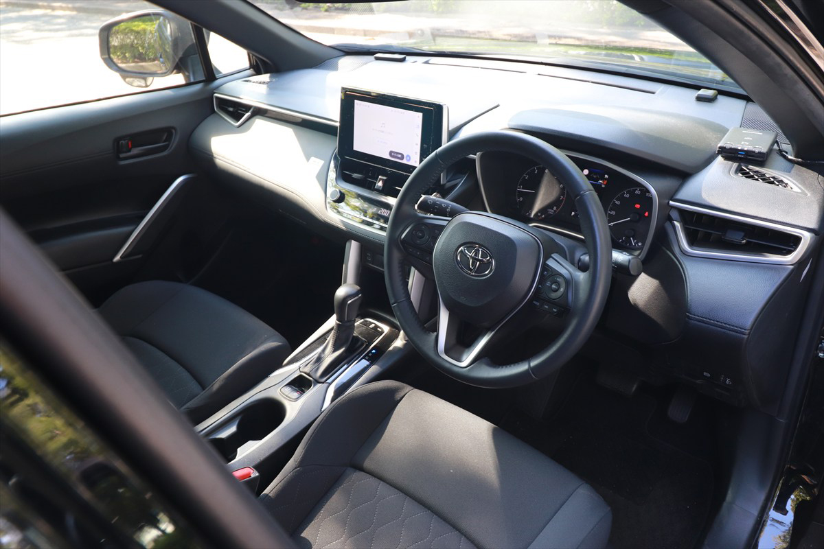 カローラ クロスの運転席まわりはカローラシリーズで共通性のあるデザイン