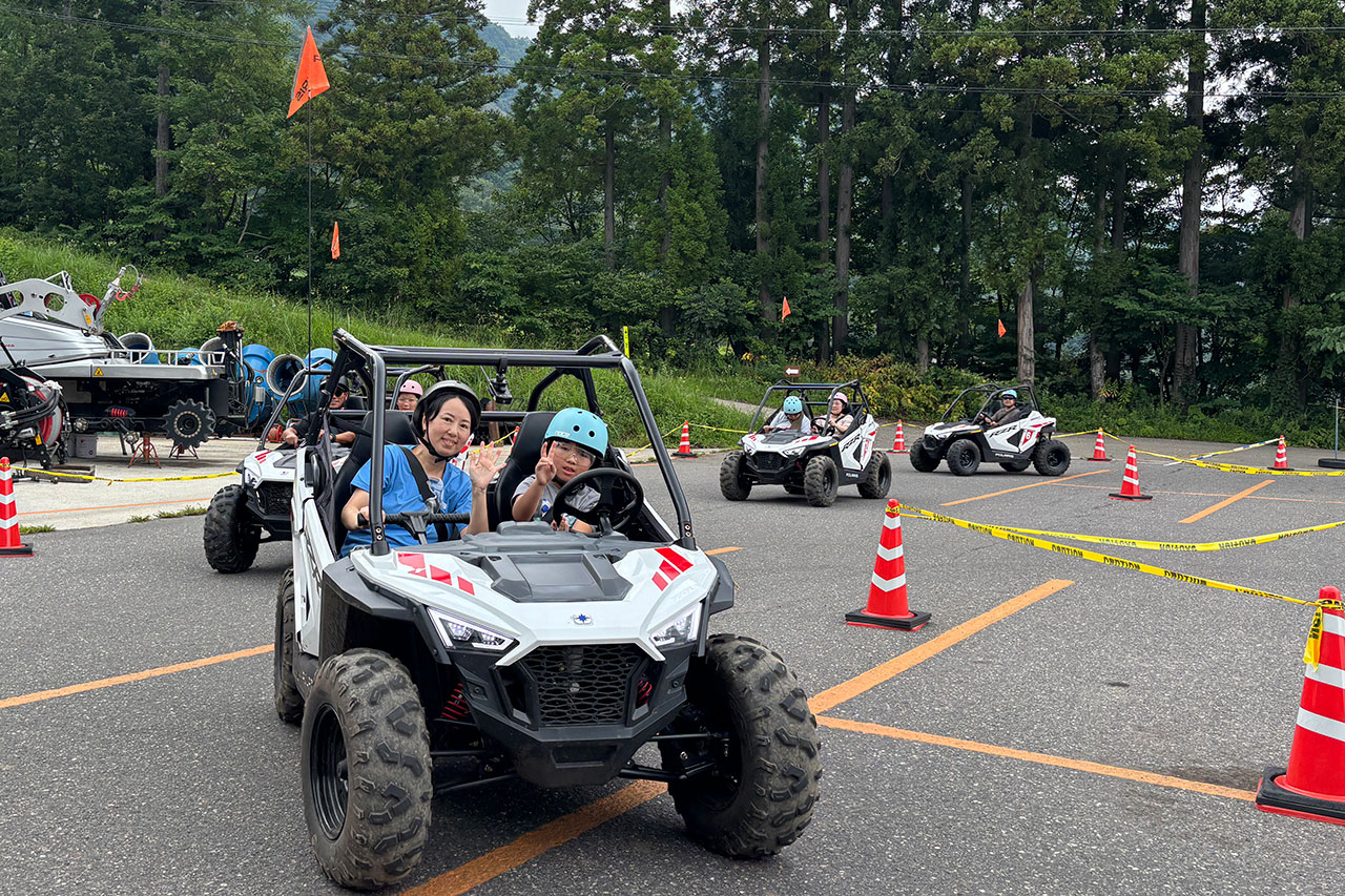 お子さまが運転している様子