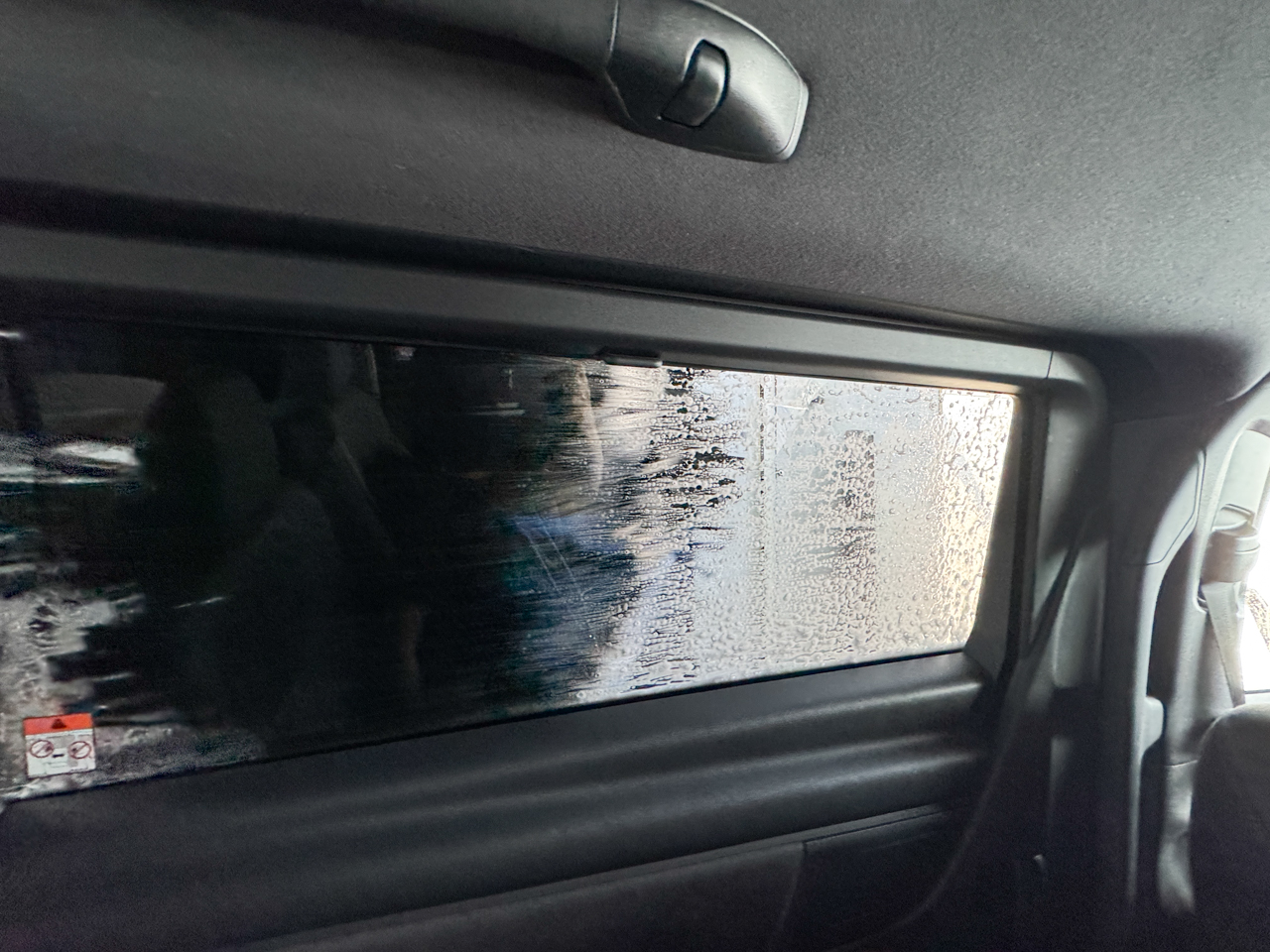 窓の外に洗車ブラシ