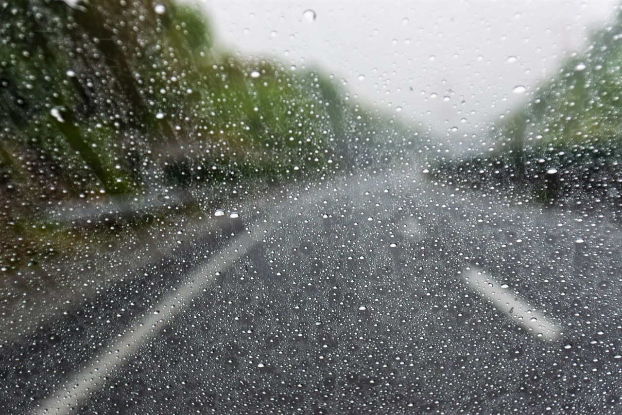 雨がフロントガラスについている様子